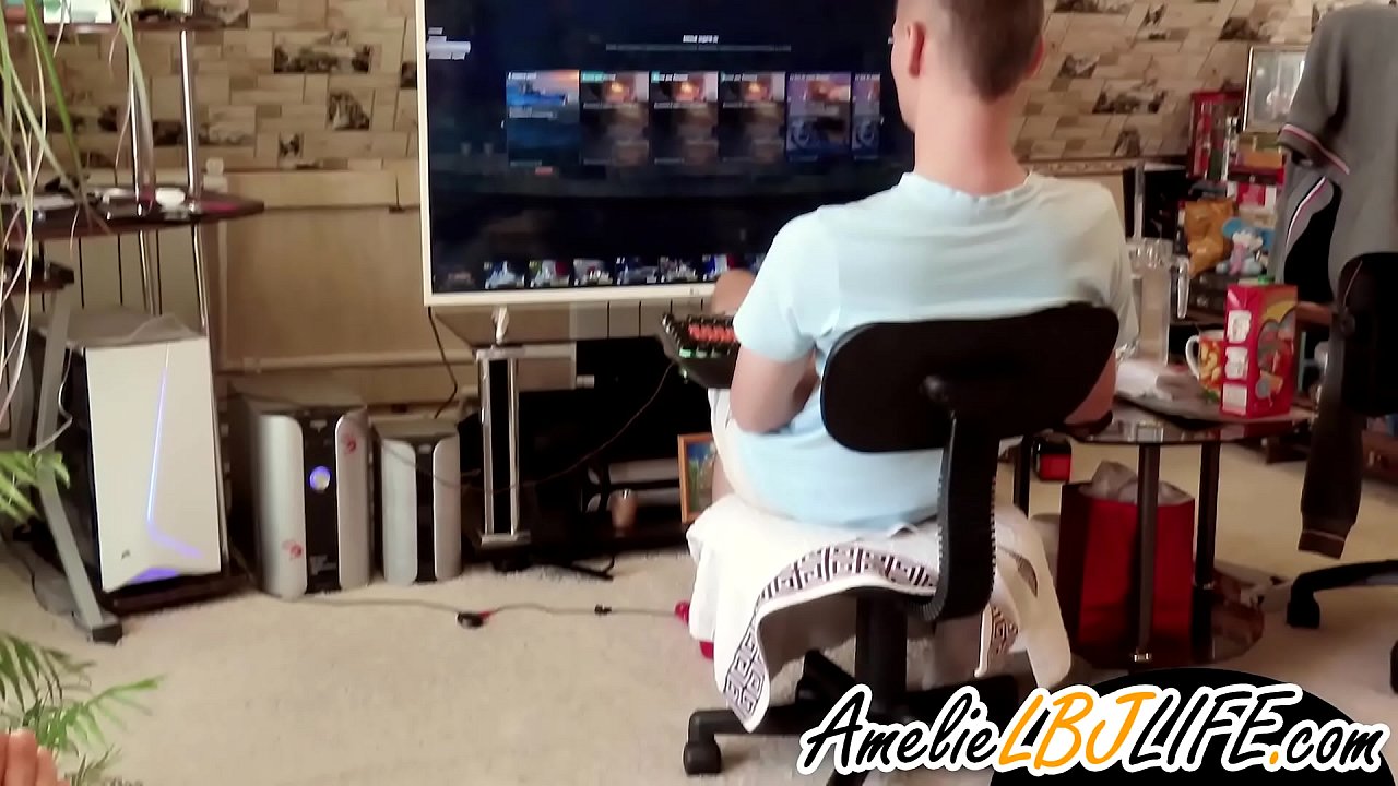 Ti fi masturbe ak jwèt sèks pou konpayon yo jwe jwèt sou òdinatè