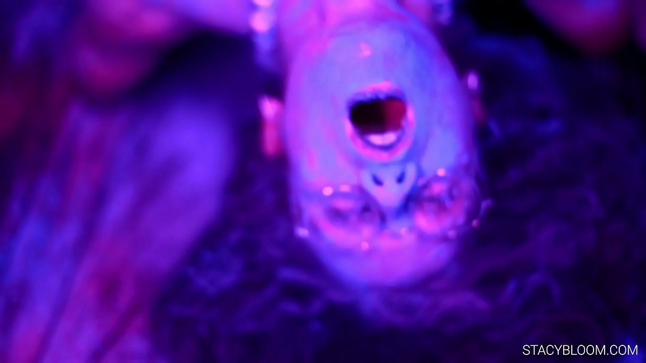 Ti bebe masturbe sou kamera ak pote tèt li nan orgasm.